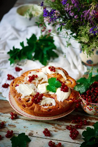 Frenk Üzümlü Tatlı Çörekler Krem Peynir Şekerleme Ile Klasik Tarzda — Stok fotoğraf