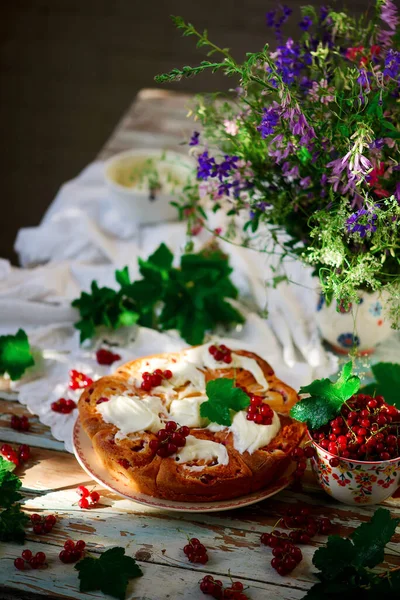 Süße Rote Johannisbeerbrötchen Mit Frischkäse Zuckerguss Vintage Style Selektiver Fokus — Stockfoto