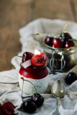 kirazlı chia pudingi. Stil vintage.Seçici odak