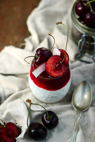 Chia Puding Dengan Cherry Style Vintage Selective Focus — Stok Foto