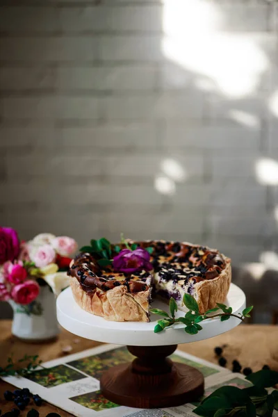 ブルーベリーバスクチーズケーキ スタイルのヴィンテージ — ストック写真