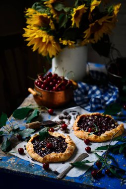 Kirazlı çikolatalı galette. Doğal ışık. Seçici odak