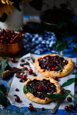 Kirazlı çikolatalı galette. Doğal ışık. Seçici odak