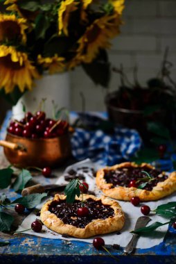 Kirazlı çikolatalı galette. Doğal ışık. Seçici odak