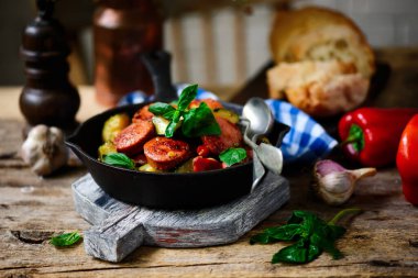 Demir panoda sosis ve kabak tavası. Seçici odaklanma.