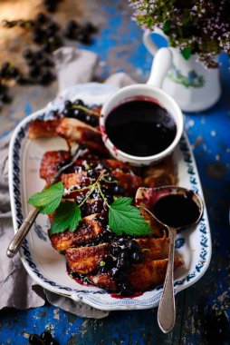 Frenk üzümü soslu domuz eti... stil vintage.Seçici odak noktası