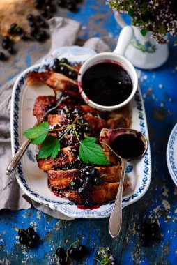 Frenk üzümü soslu domuz eti... stil vintage.Seçici odak noktası