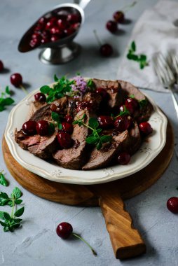 Kiraz soslu biftek. Tarz rustik. Seçici odaklanma.