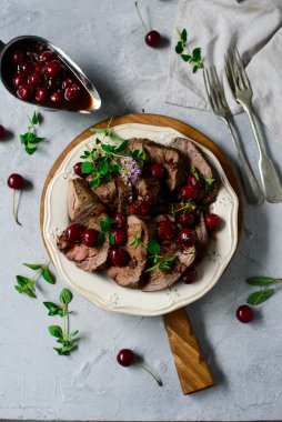 Kiraz soslu biftek. Tarz rustik. Seçici odaklanma.