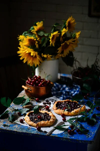 Galette Chocolat Cerise Style Rustique Lumière Naturelle Focus Sélectif — Photo