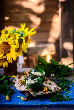 Tavuk soslu kabak dolması. Tarz rustik. Seçici odaklanma.