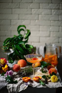 Mürver çiçeği, şeftalili sangria bardakta. Üst Manzara. Klasik tarz. seçici odak