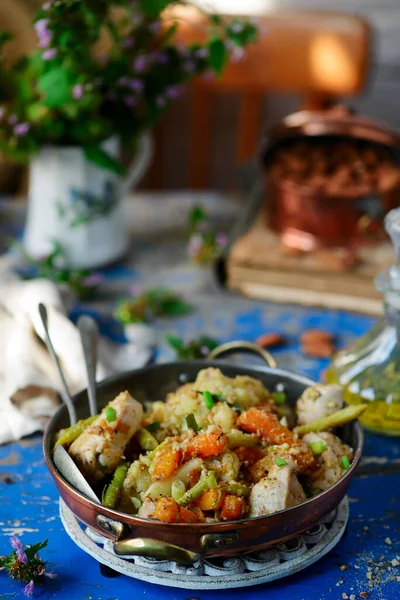 Petto Pollo Con Verdure Mandorle Focus Selettivo — Foto Stock