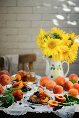 Şeftalili krep.. stil klasiği .seçici odak noktası