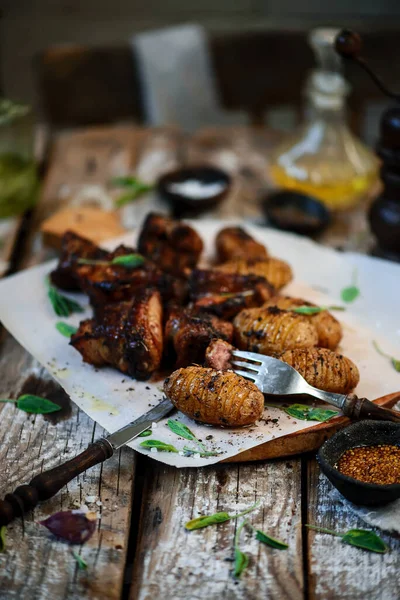 Barbecue Varkensribbetjes Met Aardappelen Stijl Rustiek Selectieve Focus — Stockfoto