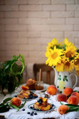 Şeftalili krep.. stil klasiği .seçici odak noktası