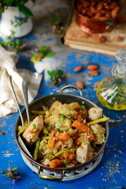 Sebzeli tavuk göğsü ve badem. Seçici odaklanma.