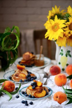 Şeftalili krep.. stil klasiği .seçici odak noktası