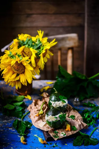 Calabacines Rellenos Con Pollo Alfredo Style Rustic Selective Focus — Foto de Stock