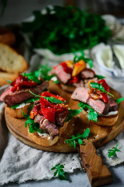 Crostini Med Stek Med Rostad Paprika Stil Rustik Selektiv Fokus — Stockfoto