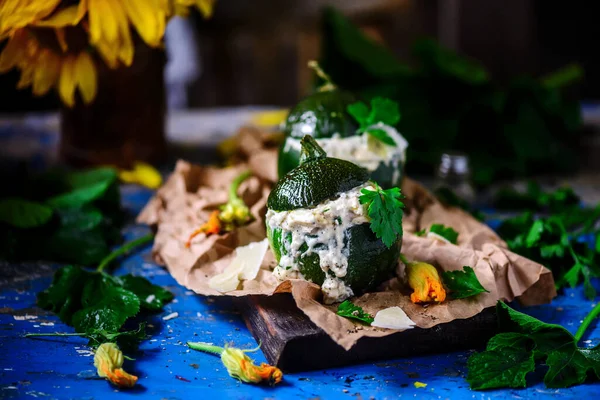 Töltött Zuccini Csirke Alfredo Style Rusztikus Szelektív Fókusz — Stock Fotó