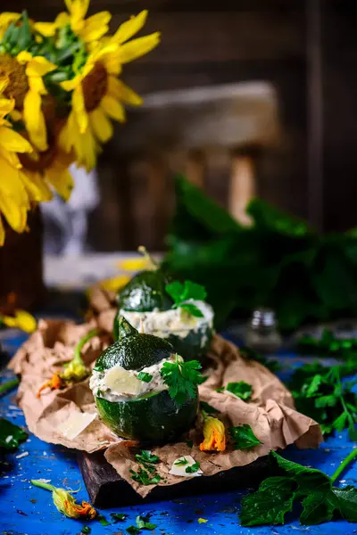 Töltött Zuccini Csirke Alfredo Style Rusztikus Szelektív Fókusz — Stock Fotó