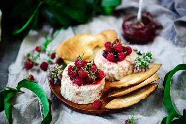 Kesme tahtasındaki çiftlik peyniri .style rustic. Seçici odak noktası