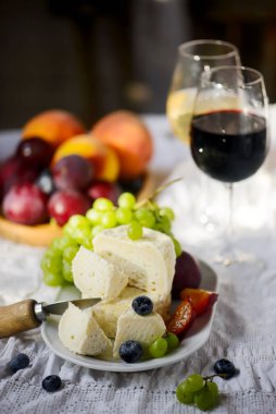 Kesme tahtasındaki çiftlik peyniri .style rustic. Seçici odak noktası