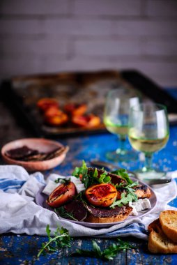 Izgara şeftali, keçi peyniri ve bresaola salatası. Seçici odak noktası.