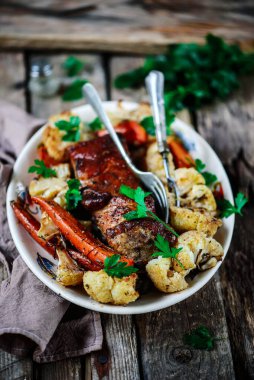 Karnabahar ve havuçlu domuz pirzolası... tarz rustik.