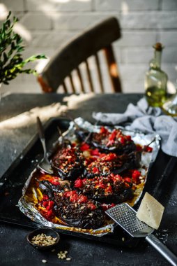 Kuzu dolgulu patlıcan. Tarz rustik. Seçici odaklanma.