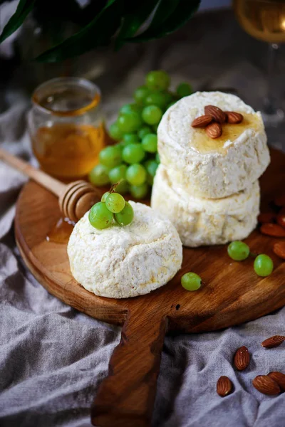 Jordbrukare Camembert Ost Skärbrädan Style Rustic Selective Fokus — Stockfoto