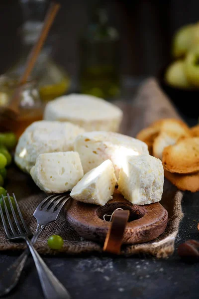 Farmer Camembert Cheese Cutting Board Style Rustic Selective Focus — Stock Photo, Image