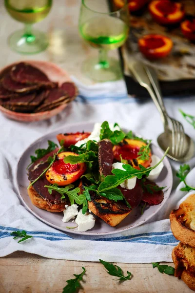 Pêches Grillées Fromage Chèvre Salade Bresaola Focus Sélectif — Photo