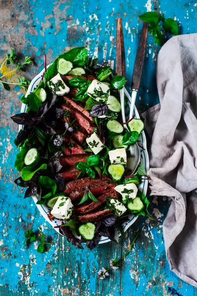 Steak Feta Salát Greens Style Rustikálním Selektivní Zaměření — Stock fotografie