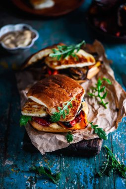 Halloumi peynirli sebze burgeri... tarz rustik. Seçici odaklanma.