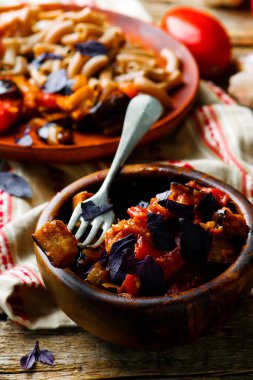 Tahta kasede patlıcanlı makarna sosu. Tarz kırsal. seçici odak