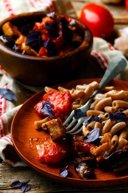 Tahta kasede patlıcanlı makarna sosu. Tarz kırsal. seçici odak