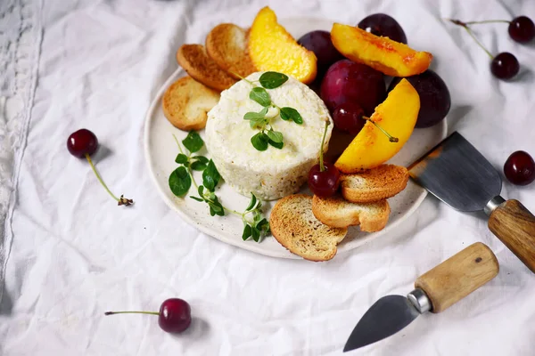 Farmer Camembert Formaggio Sul Tagliere Style Rustic Selettivo Fuoco — Foto Stock