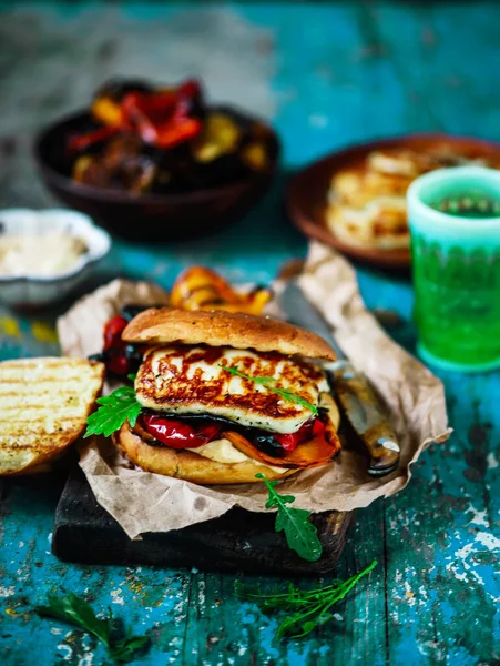 Grönsaksburgare Med Halloumi Ost Stil Rustik Selective Fokus — Stockfoto