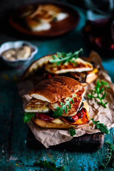 Halloumi peynirli sebze burgeri... tarz rustik. Seçici odaklanma.