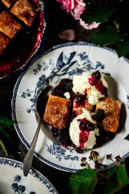 Böğürtlenli lavanta turtası. seçici odak