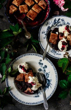 Böğürtlenli lavanta turtası. seçici odak