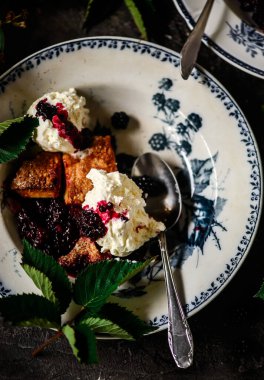 Böğürtlenli lavanta turtası. seçici odak