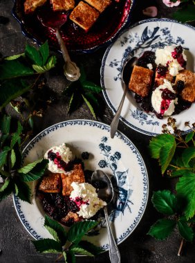 Böğürtlenli lavanta turtası. seçici odak