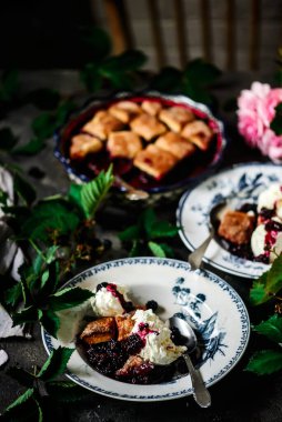 Böğürtlenli lavanta turtası. seçici odak