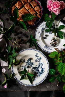 Böğürtlenli lavanta turtası. seçici odak