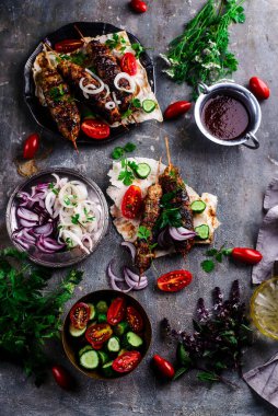 Pide ve adgika soslu tavuk Lula kebabı.