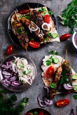 Pide ve adgika soslu tavuk Lula kebabı.