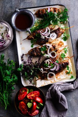 Pide ve adgika soslu tavuk Lula kebabı.